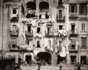 イタリア・ナポリの街並み 作： Giorgio Sommer