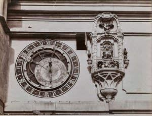 カスパー・ブルンネン（1527-1530）によるベルンの時計塔の象限。天文時計の脇にある新台には、時計の機構によって時を告げる4分前に点灯する彫像が置かれている。