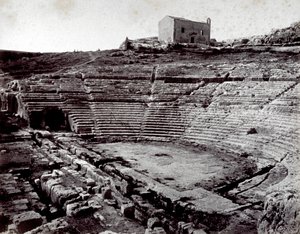 シラクーサのギリシャ劇場跡、ネアポルの記念公園内。手前には半円形のオーケストラと洞窟がある。 作： Giorgio Sommer