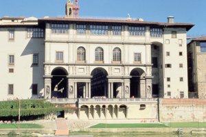 アルノのウフィツィ美術館のファサード 作： Giorgio Vasari