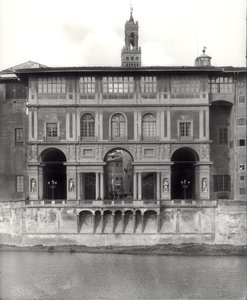 Lungarno Torrigianiのウフィツィ美術館のファサード 作： Giorgio Vasari