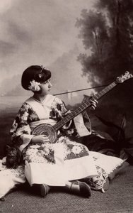 日本の衣装を着た小さな女の子 作： Phillipe de Marlier