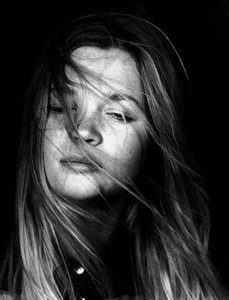 "Marilù"。風になびく髪を持つ若い女性の肖像 作： Phillipe de Marlier