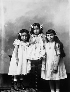 スタジオでの3人の子供の肖像 作： Phillipe de Marlier