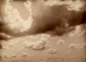 大きな雲のある空の広がり。下には丘のシルエットが見えます。 作： Phillipe de Marlier