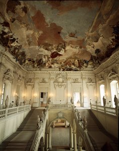 大階段と、ジョヴァンニ・バッティスタ（ジャンバッティスタ）・ティエポロ（1696-1770）が装飾した「五大陸の寓意」を表す天井の眺め。1753年 建築家ヨハン・バルタザール・ノイマン（1687-1753）が実現したヴュルツブルク（Wurzburg）の宮殿 ゲルマ 作： Giovanni Battista Tiepolo