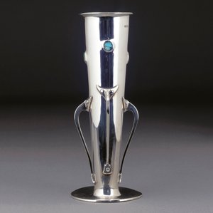 シムリックシルバーとターコイズブルーの花瓶、1901