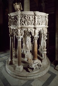 座長。ジョヴァンニ・ピサーノ（1248-1314）による大理石の彫刻。1302-1311年 イタリア、ピサのカテドラル（Duomo di Santa Maria Assunta di Pisa)