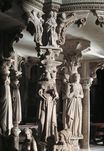 ジョヴァンニ・ピサーノ（1248-1314）が作った椅子を支える彫刻群の詳細：教会は子供たちを養う（大理石の説教壇を支える彫刻の詳細、教会は子供たちを養う） 1302-1311年 ピサ大聖堂（Duomo di Pisa）、イタリア 作： Giovanni Pisano