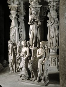 ジョヴァンニ・ピサーノ（1248-1314）が実現した椅子を支える彫刻群の詳細：「教会は子供を養い、4つの枢機卿の徳のうち2つを養う」（大理石の説教壇を支える彫刻群の詳細、「教会は子供を養い、2つの枢機卿の徳を養う」）。 作： Giovanni Pisano