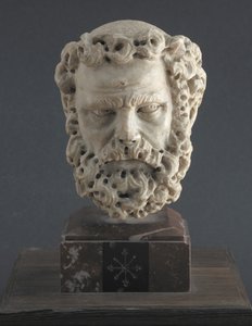 あごひげを生やした男の頭 作： Giovanni Pisano