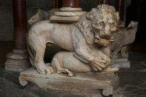 ライオン、サンタンドレア教会の説教壇、1298年から1301年頃（大理石）
