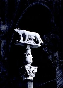 双子のロムルスとレムスが描かれた「シエナの狼」、ドゥオモ広場のファサード（大理石 作： Giovanni Pisano