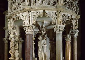 左側に神学上の美徳とヘラクレス 説教壇を支える彫刻群の細部。ジョヴァンニ・ピサーノ(1248-1314)による大理石の彫刻。1302-1311年 イタリア、ピサのカテドラーレ（サンタ・マリア・アスンタ・ディ・ピサのドゥオモ