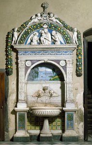 ジョヴァンニ・デッラ・ロッビア（1469-1529）による大理石とテラコッタで作られた高浮き彫りのデコール・ファウンテン（1498年）。フィレンツェ、サンタ・マリア・ノヴェッラの聖具室