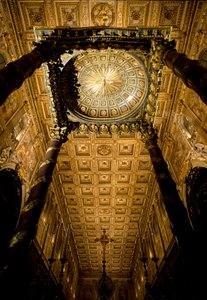 ジュリアーノ・ダ・サンガッロ（1445年～1516年頃）が製作した印のついた木製の箱が置かれた天井と、建築家フェルディナンド・フーガ（1699年～1781年）が製作した大祭壇の眺め。ローマ、サンタ・マリア・マッジョーレ大聖堂（聖マリア大聖堂