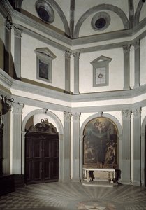 ジュリアーノ・ダ・サンガッロ(1445-1516)の計画で作られた八角形の聖具室の眺め