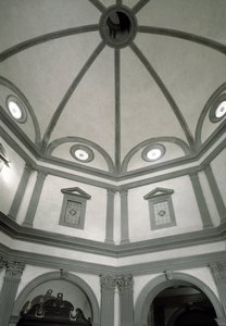 ジュリアーノ・ダ・サンガッロ(1445-1516)の計画で作られた八角形の聖具室の眺め