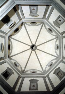 ジュリアーノ・ダ・サンガッロ(1445-1516)の計画で作られた八角形の聖具室の眺め