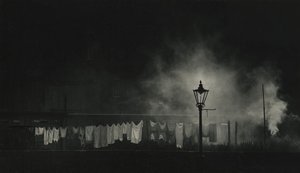 夜の物干し竿と電車の煙 作： Godfrey Macdominic