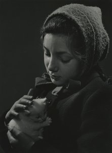 白い子猫を抱く少女。1950年代初期 作： Godfrey Macdominic