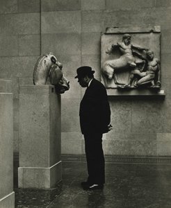 1950年代、ロンドン、大英博物館で彫刻を見る男性。 作： Godfrey Macdominic