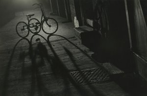 夜の三輪車のシルエット