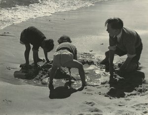 ビーチで砂遊びをする3人の子供たち。 作： Godfrey Macdominic
