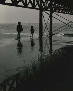 ビーチで遊ぶ2人の子供。 作： Godfrey Macdominic