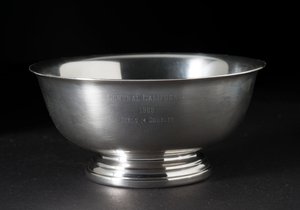 サリー・ライドに贈られたシルバーボウルテニストロフィー、1965年。 作： Gorham Manufacturing Company