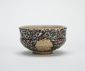 19世紀半ばの絹の錦織のデザインの茶碗（透明な釉薬の上にエナメルを塗った石器） 作： Gorosuke Shonsui