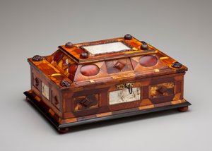 宮廷の琥珀の棺、1695年頃（琥珀、象牙、木材、ガラス、真鍮、ベルベット）