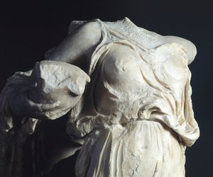 アクロテリアル・フィギュア、ギリシャ、エピダウロスのアスクレピオス神殿の彫刻、ギリシャ文明、前4世紀（彫刻 作： Greek
