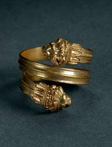 大ギリシャの芸術：ライオンのプロトームが付いた金の指輪。紀元前4世紀末から3世紀初頭、イタリア、タラント出土。タラント市、国立考古学博物館