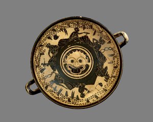 Andocides Painterの方法で、シンポジウムに参加した6人のリクライニング男性に囲まれたゴルゴンの頭のトンドで飾られた屋根裏の黒像式カップ、紀元前500年頃のセラミック（セラミック）