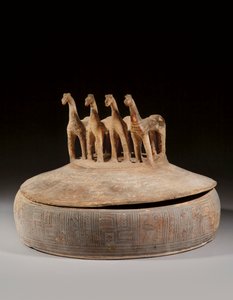 屋根裏のピュクシス、後期幾何学時代、紀元前8世紀の第3四半期頃 作： Greek