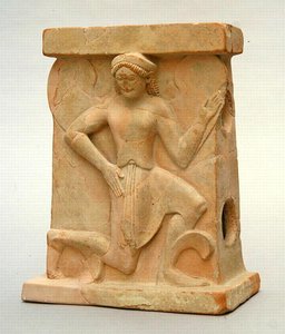 アイリスをモチーフにした陶製の祭壇、紀元前500年頃（陶製） 作： Greek