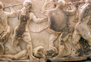 パトロクロスの遺体をめぐって戦い、シフニアントレジャリーからのフリーズ、紀元前525年頃（大理石）