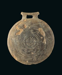 ユーボア（エボア）のキクラデスI-II前期、カンポス期（紀元前2800〜2700年）（粘土）のらせんと三角形が走るフライパンの器 作： Greek