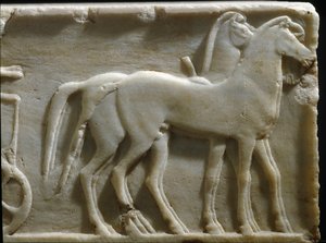 ギリシャのアート。"horses of a quadrige" クーロス（若い男性の像）の台座のディテール。大理石のレリーフ。紀元前490年アテネ、国立考古学博物館 作： Greek