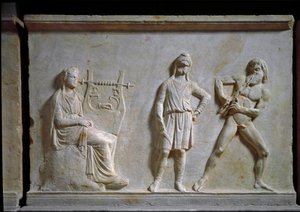 ギリシア美術：アポロとマルシアス（アウロスと竪琴を弾く）の音楽競争。紀元前320年頃、大理石に彫られた低レリーフ。国立考古学博物館、アテネス（ギリシャ