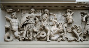 ギリシャの芸術：ヘカテとアルテミスの表現。ペルガモンのゼウスの祭壇のフリーズ、エウメネス2世の浮き彫り 作： Greek