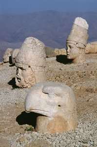 ゼウスオロマンデスの頭、女神と鷲