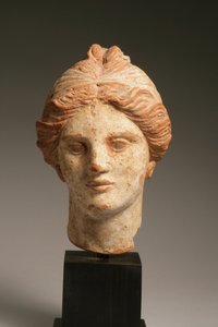 女性の頭、ヘレニズム時代、紀元前3〜1世紀（多色テラコッタ）（270385も参照） 作： Greek
