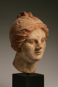 女性の首、ヘレニズム時代、紀元前3〜1世紀（多色テラコッタ）（270386も参照） 作： Greek