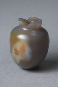 果実の形のヘレニズム時代の器（玉髄） 作： Greek