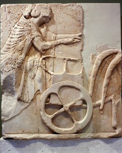 戦車に乗るレーサーのレリーフ 紀元前520年（大理石 作： Greek