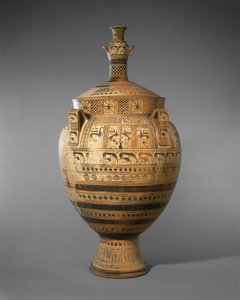 蓋付きのテラコッタクラテルに小さな水がめを載せたものc。紀元前750〜740年（テラコッタ）