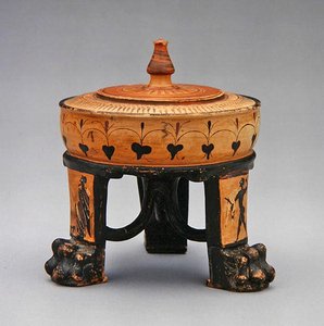 三脚型エグザレイプトロン、ボイオティア派、前500年頃（陶製） 作： Greek