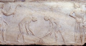 古代ギリシャの芸術。ラクロスによる球技（現在のホッケーの原理）。低浮き彫り彫刻。アテネ考古学博物館 作： Greek